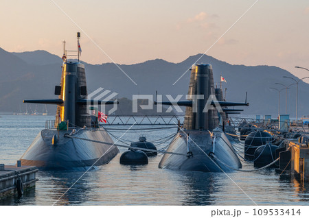 潜水艦のいる夕景　呉 109533414