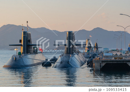 潜水艦のいる夕景　呉 109533415
