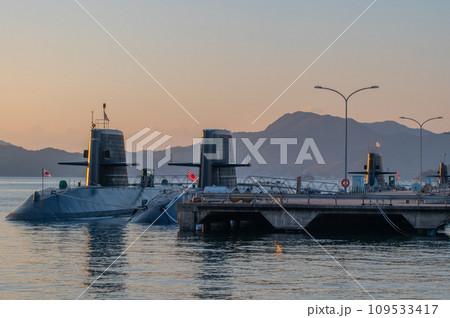 潜水艦のいる夕景　呉 109533417