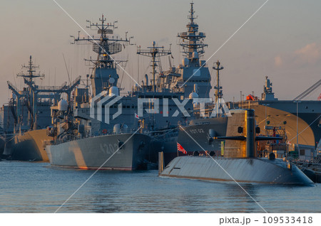 潜水艦のいる夕景　呉 109533418