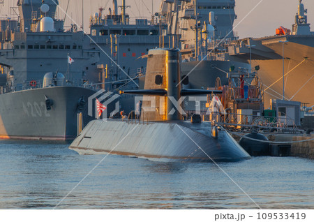 潜水艦のいる夕景　呉 109533419