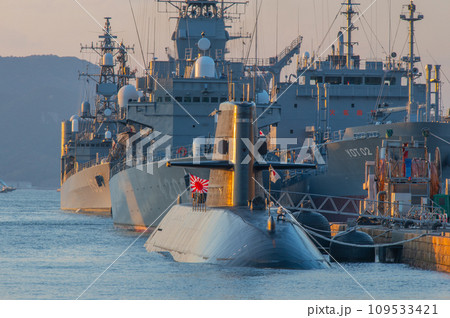 潜水艦のいる夕景　呉 109533421