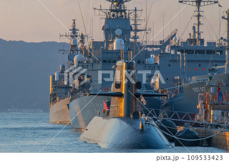 潜水艦のいる夕景 呉 潜水艦のいる夕景 呉 109533423