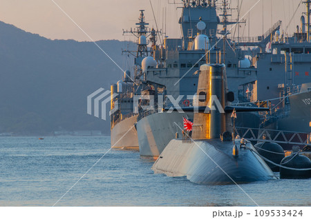 潜水艦のいる夕景　呉 109533424