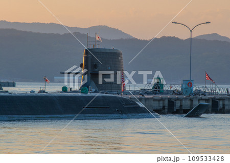 潜水艦のいる夕景　呉 109533428