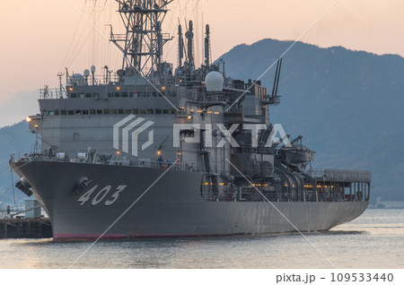 潜水艦のいる夕景　呉 109533440