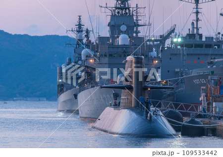 潜水艦のいる夕景　呉 109533442