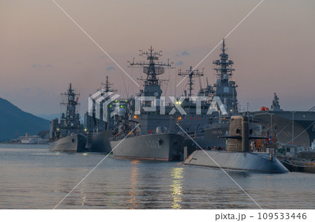 潜水艦のいる夕景 呉 潜水艦のいる夕景 呉 109533446