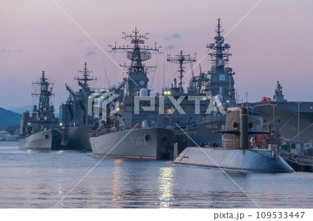 潜水艦のいる夕景　呉 109533447