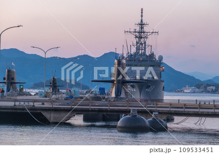 潜水艦のいる夕景　呉 109533451