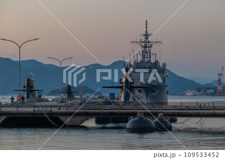 潜水艦のいる夕景　呉 109533452