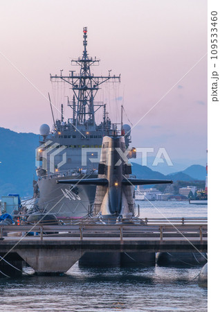 潜水艦のいる夕景　呉 109533460