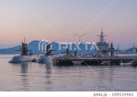 潜水艦のいる夕景　呉 109533462