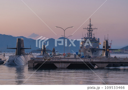 潜水艦のいる夕景　呉 109533466