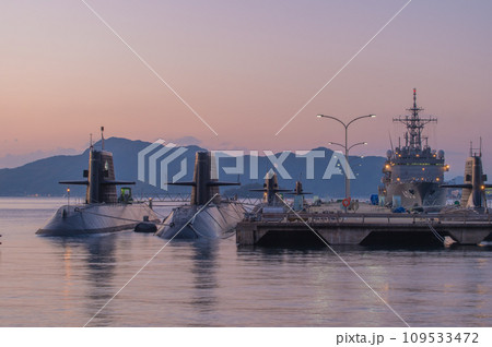 潜水艦のいる夕景　呉 109533472
