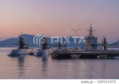 潜水艦のいる夕景　呉 109533473