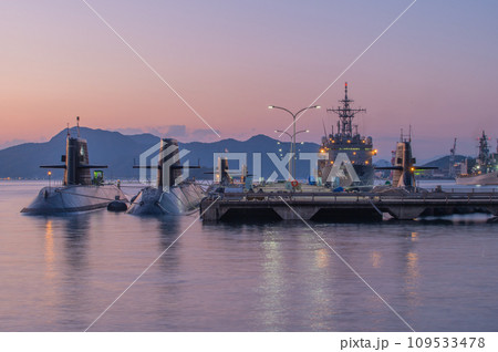 潜水艦のいる夕景　呉 109533478