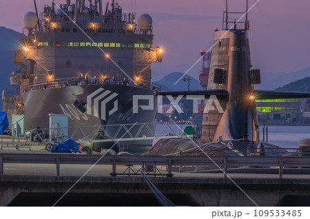 潜水艦のいる夕景　呉 109533485