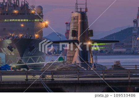 潜水艦のいる夕景　呉 109533486
