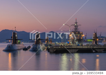 潜水艦のいる夕景　呉 109533494