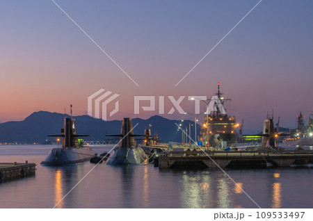 潜水艦のいる夕景　呉 109533497