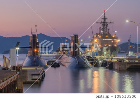 潜水艦のいる夕景　呉 109533500