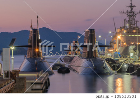 潜水艦のいる夕景　呉 109533501