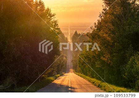 北海道　道東　斜里　知床　天へと続く道 109533799