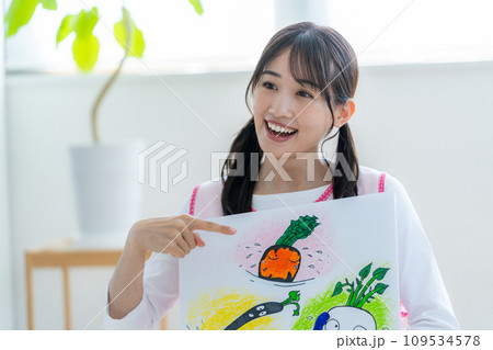 紙芝居をする保育士さん 109534578