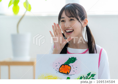 紙芝居をする保育士さん 紙芝居をする保育士さん 109534584