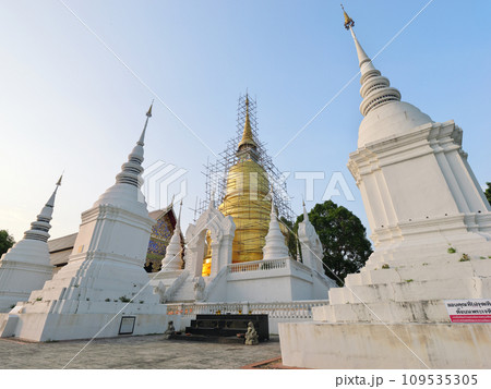 タイ チェンマイ ワット・スワン・ドーク 晴れた日の早朝 タイ チェンマイ ワット・スワン・ドーク 晴れた日の早朝 109535305