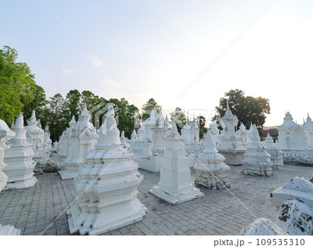 タイ　チェンマイ　ワット・スワン・ドーク　晴れた日の早朝 109535310