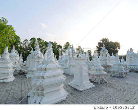 タイ チェンマイ ワット・スワン・ドーク 晴れた日の早朝 タイ チェンマイ ワット・スワン・ドーク 晴れた日の早朝 109535312