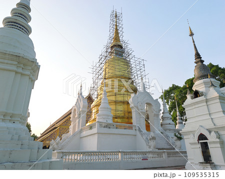 タイ　チェンマイ　ワット・スワン・ドーク　晴れた日の早朝 109535315