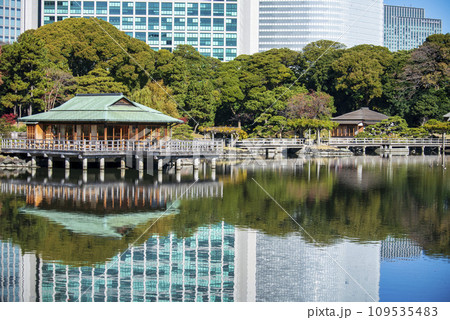 東京都　浜離宮恩賜庭園　中島の御茶屋と潮入りの池 109535483