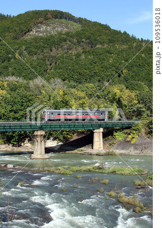 秋景色を行く石北本線　石北線　キハ54　普通列車 109536018