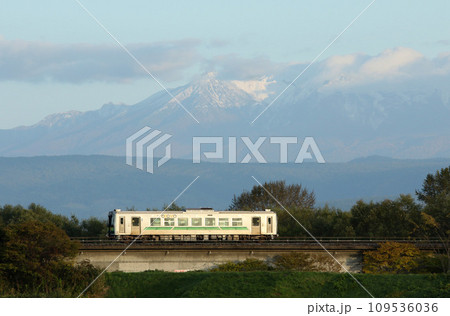 冠雪した大雪山をバックに駆ける宗谷本線普通列車 JR北海道 H100 DECMO 冠雪した大雪山をバックに駆ける宗谷本線普通列車 JR北海道 H100 DECMO 109536036