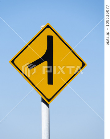 道路標識(警戒標識)「合流交通あり」と青空。(縦構図) 109536077