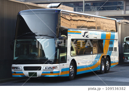 京都駅八条口に停車するJR四国バス エアロキング車両（高知エクスプレス号／京阪神ドリーム高知号） 109536382