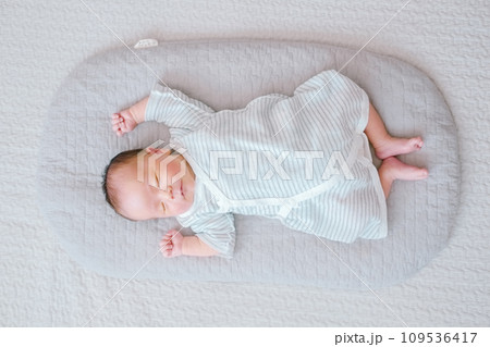 トッポンチーノで眠る新生児の赤ちゃん トッポンチーノで眠る新生児の赤ちゃん 109536417