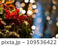クリスマスの赤い花とイルミネーションのキラキラした光と玉ボケ 109536422