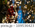 キラキラしたイルミネーションの光の玉ボケとクリスマスリース 109536423