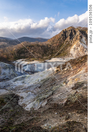 北海道　登別　地獄谷　火山　温泉　観光地　大湯沼 109536506