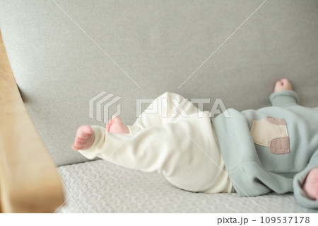 寝転がっている赤ちゃんの足 寝転がっている赤ちゃんの足 109537178