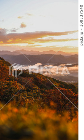 紅葉の始まった山の風景 109537540