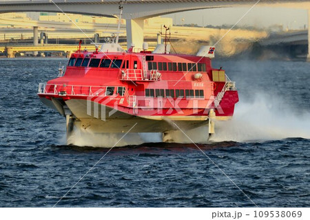 黄昏時の疾走…竹芝桟橋に向けて翼走するジェットホイル 黄昏時の疾走…竹芝桟橋に向けて翼走するジェットホイル 109538069