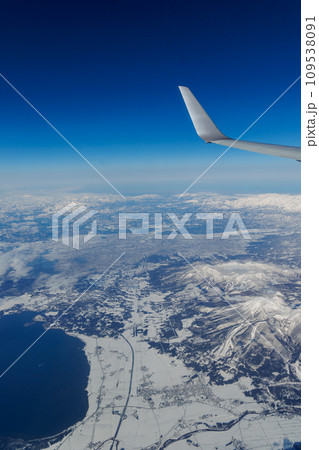 上空から観る冬の猪苗代湖と磐梯山（福島県） 109538091