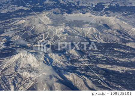 上空から観る冬の磐梯山と五色沼（福島県） 109538101
