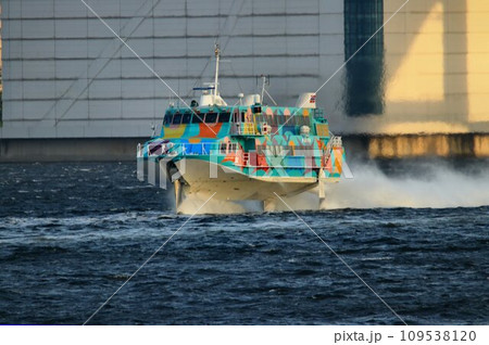 黄昏時の疾走…竹芝桟橋に向けて翼走するジェットホイル 109538120