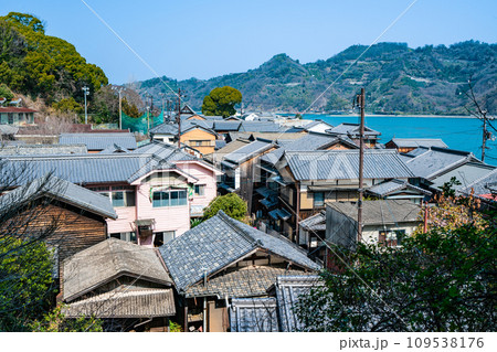 【重要伝統的建造物群保存地区】豊町御手洗 丘陵から見た街並み 広島県呉市 【重要伝統的建造物群保存地区】豊町御手洗 丘陵から見た街並み 広島県呉市 109538176